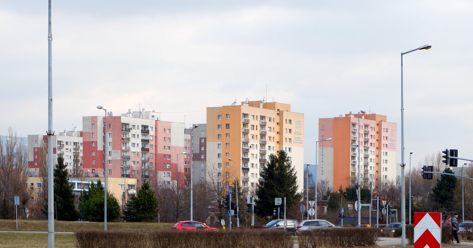 Wielorodzinne bloki mieszkalne na osiedlu w Bielsku-Białej.
